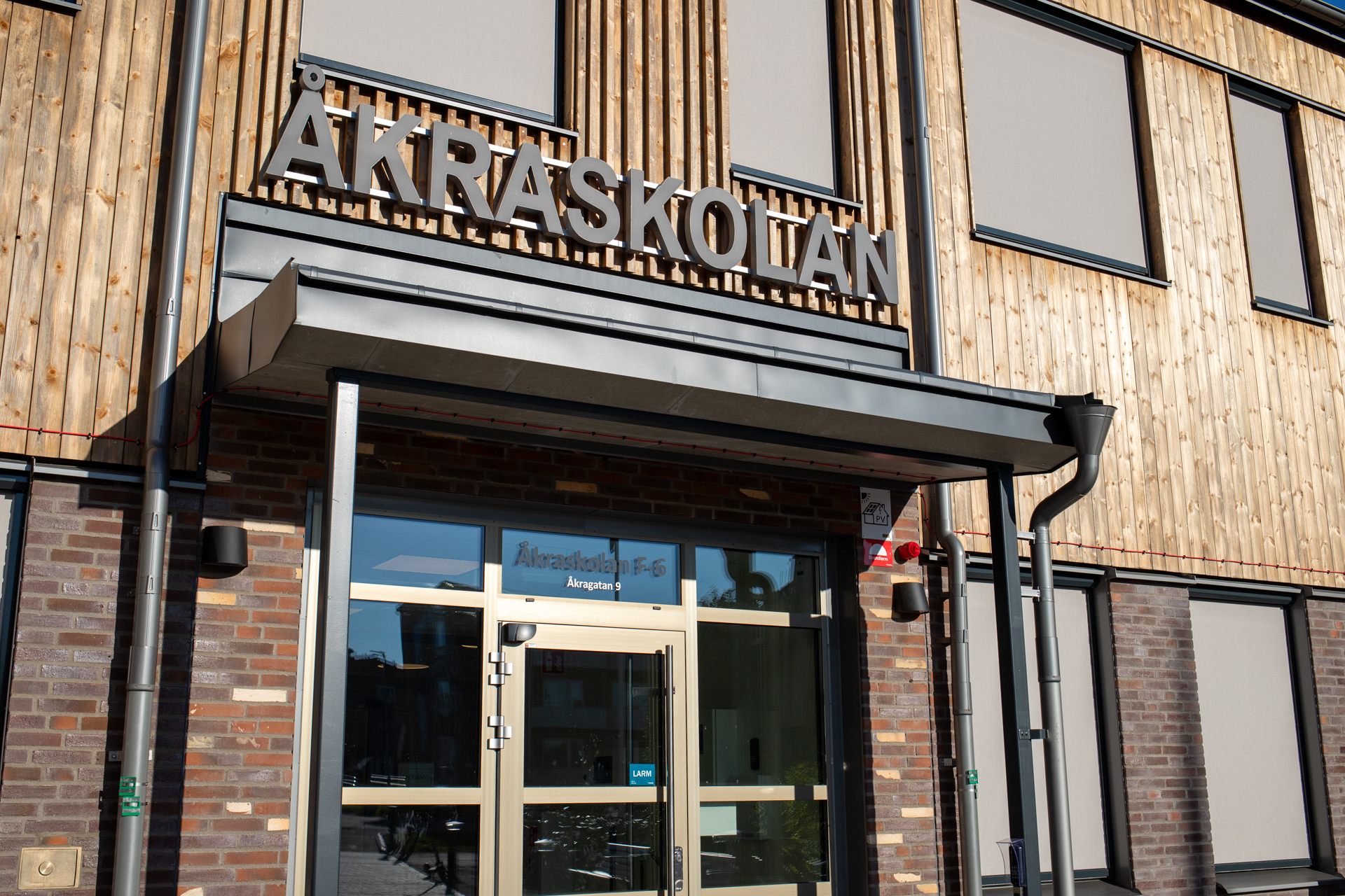 Nya Åkraskolans entré.